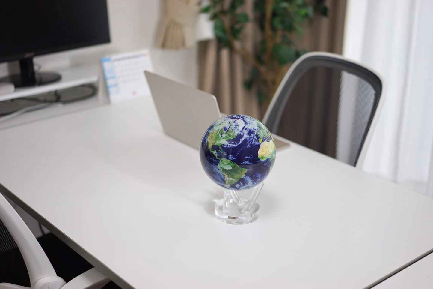 MOVA GLOBE_EARTH WITH CLOUDS